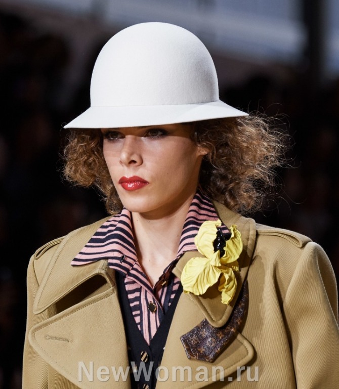 белая фетровая дамская шляпка-котелок от Louis Vuitton из коллекции весна-лето 2020 года