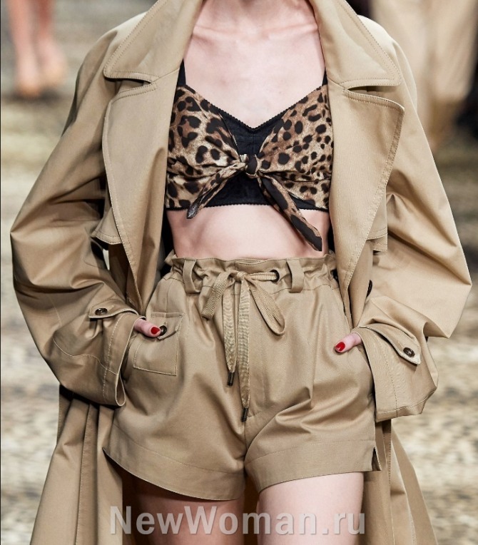 двухслойный топ с тигриным принтом в ансамбле со светло-коричневыми шортами - фото с модного показа Dolce & Gabbana весна-лето 2020 года