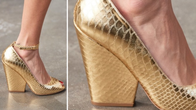 золотые туфельки с тиснением под кожу змеи, открытым мысом и ремешком на лодыжке от модного дома Michael Kors