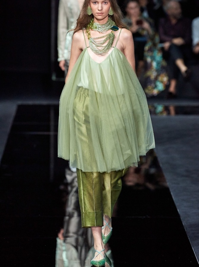 прозрачная туника в форме трапеции нежного светло-зеленого цвета от Emporio Armani - тренды в женской моде весна-лето 2020 года