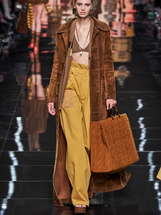 длинное замшевое коричневое пальто прямого силуэта от дизайнерского дома Fendi - коллекция весна 2020