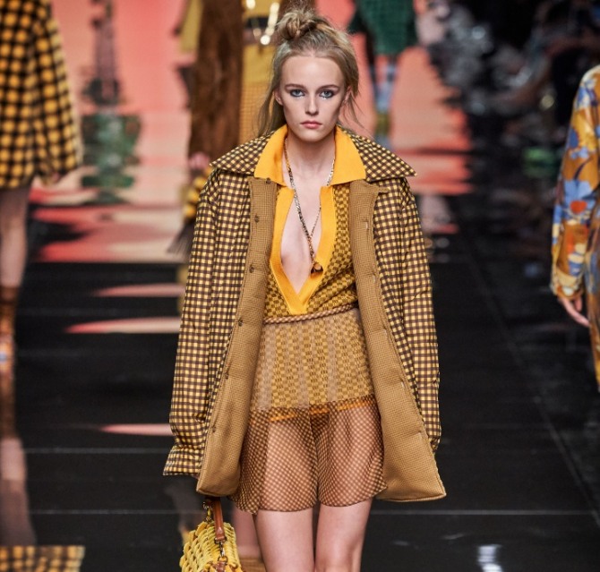 модная куртка в коричнево-желтой гамме в клетку от бренда Fendi - модный показ весна-лето 2020