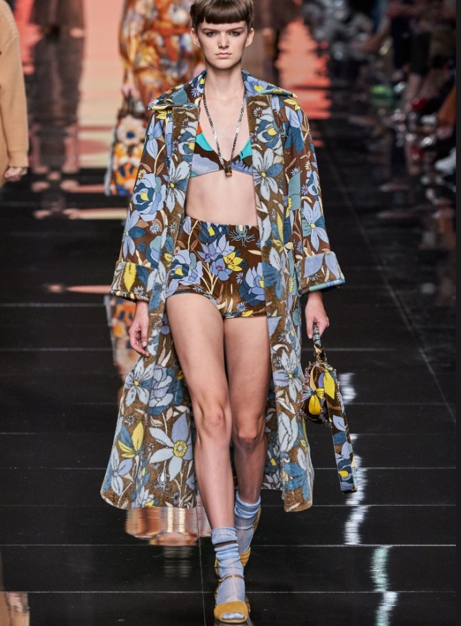 Fendi - весеннее пальто 2020 года миди с пестрым цветочным рисунком в комплекте с шортами и топом