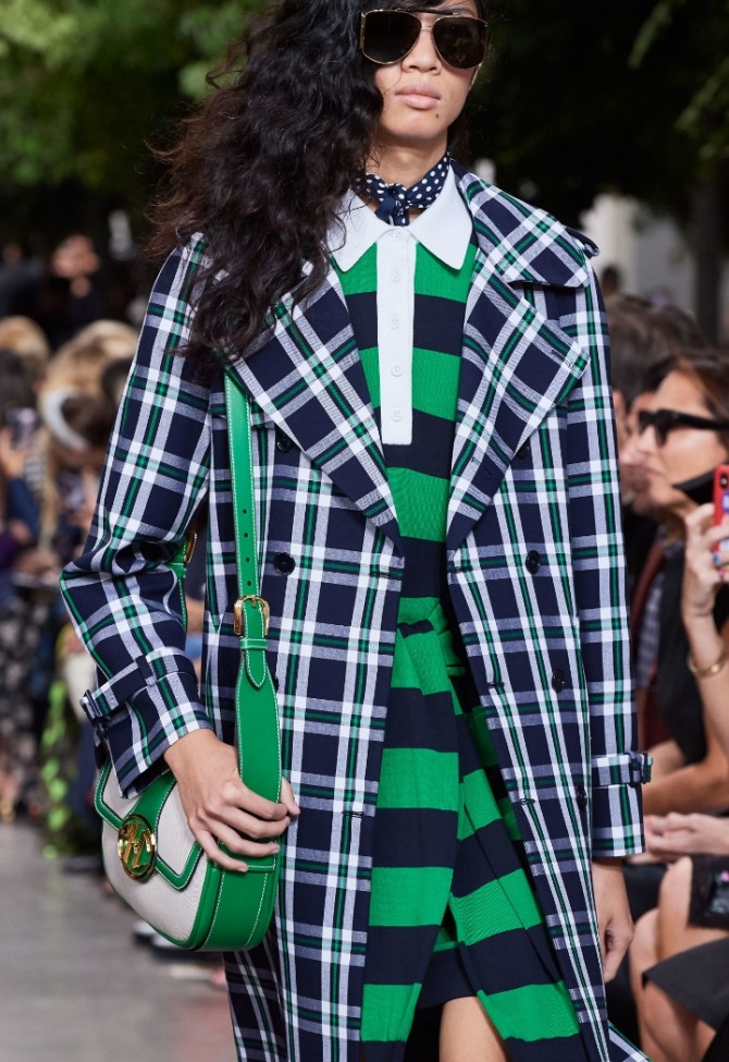 клетчатое женское пальто на весну 2020 года в белой, черной и зеленой гамме с курпными воротником и лацканами прямого покроя от модного дома Michael Kors