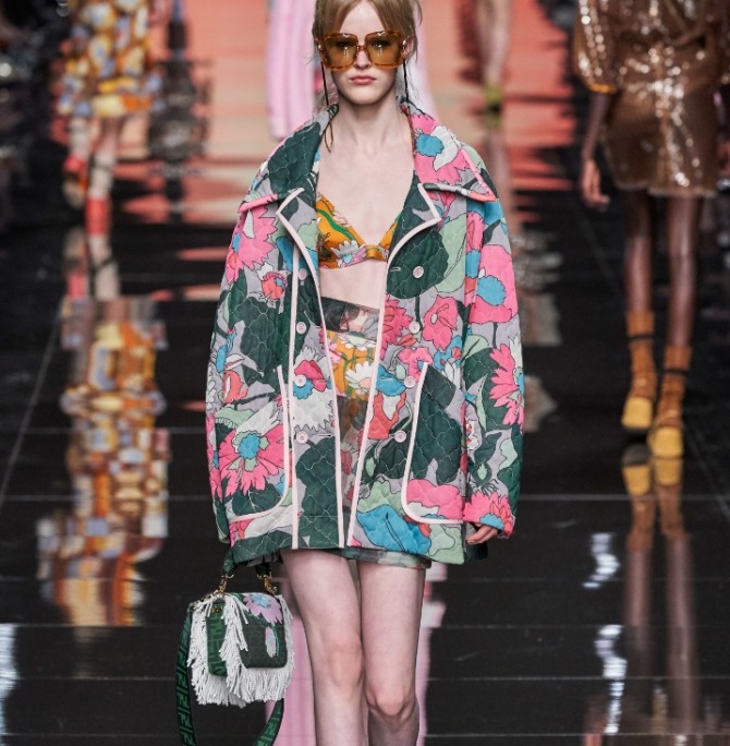 весеннее дизайнерское пальто 2020 свободного силуэта длиною мини от бренда Fendi  - с большими карманами и крупным воротником, ярким цветочным крупным рисунком