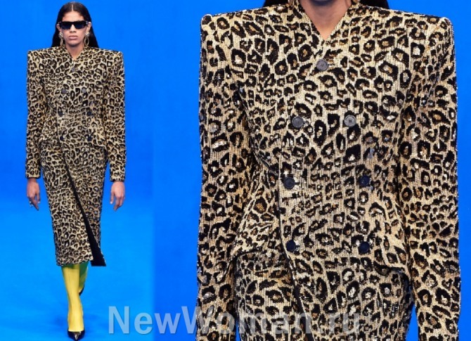 модные дизайнерские женские принтованные весенние пальто 2020 года - фото двубортной модели с широкими плечами, приталенной, без воротника, с леопардовым принтом
