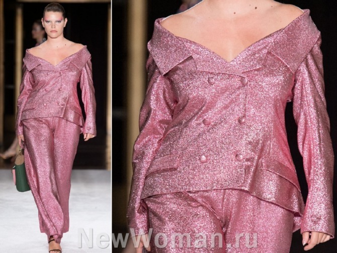 красивый брючный нарядный костюм на полной модели из розовой блестящей ткани с модных показов от бренда Christian Siriano
