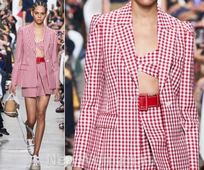 костюм для девушки жакет и короткая юбка с топом бра - Michael Kors весна-лето 2020, комплект имеет клетчатый бело-розово-красный мелкий рисунок и красный пояс-ремень с пряжкой