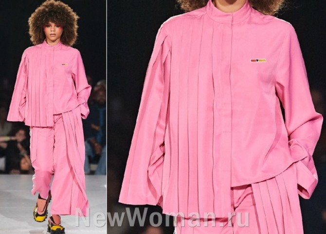 тренды для пышек на весну-лето 2020 года - брючный элегантный женский розовый костюм для полной фигуры с широкими брюками палаццо и асимметричным низом жакета от бренда Pyer Moss