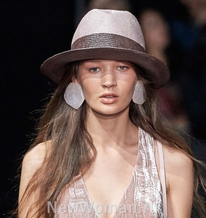 шляпа федора в коричневой цветовой гамме сезона весна-лето 2020 года от бренда Emporio Armani