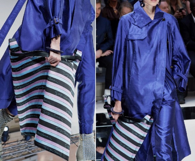 сумка-шопинг в разноцветную полоску в сочетании с элегантным женским плащом красивого синего оттенка - дизайнерский показ Giorgio Armani весна-лето 2020 года 