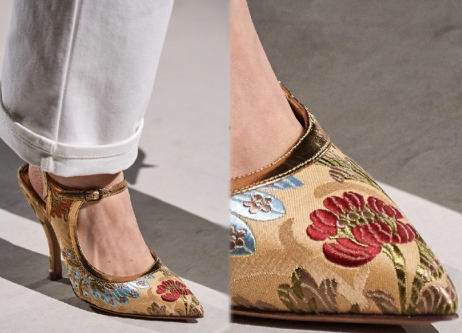 элитные тканевые вечерние туфли с вышивкой к белым брюкам - фото с модного показа Dries Van Noten весна-лето 2020