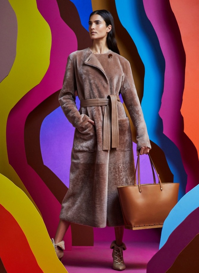 меховое женское пальто из плюша с большими карманами без воротника - показ курорт 2020 от Altuzarra