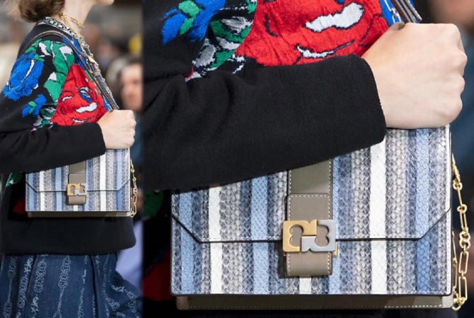 кожаная дамская сумка с полосатым вертикальным рисунком прямоугольной формы конверт с застежкой-клапаном внахлест от модного дома Tory Burch показ весна-лето 2020