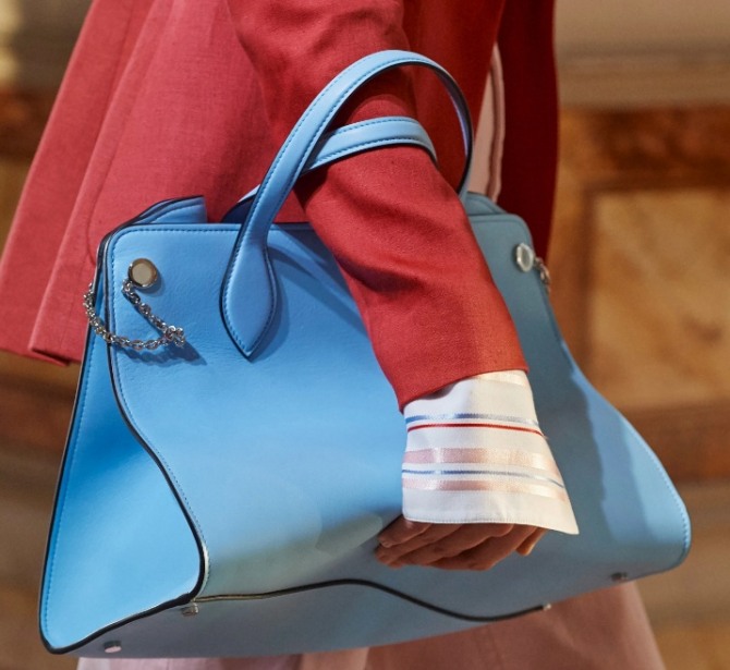 какие сумки в тренде весной и лето 2020 года - голубой тоут с красным жакетом и белой блузкой в цветную полоску