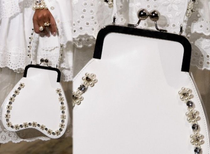 сумка-ридикюль к вечернему наряду - модель из кожи белого цвета в форме сердца, декорирована жемчугом и стразами - из коллекции Simone Rocha весна-лето 2020