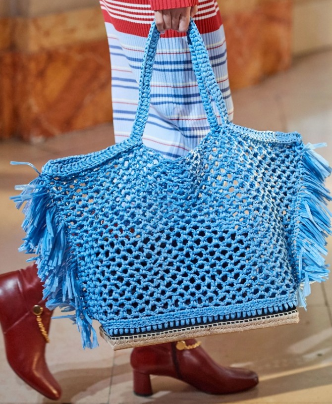 большая вязаная голубая сумка шопер от Altuzarra - модные тренды весна-лето 2020