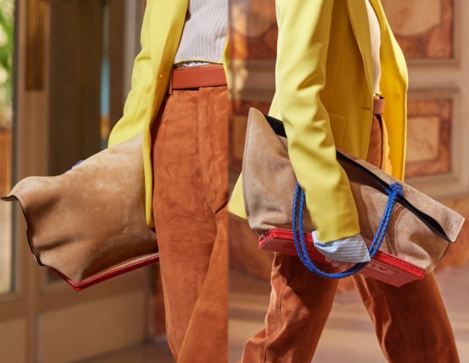 большая замшевая сумка шоппер с поддоном (жесткой подставкой) от бренда Altuzarra - тренды весна-лето 2020