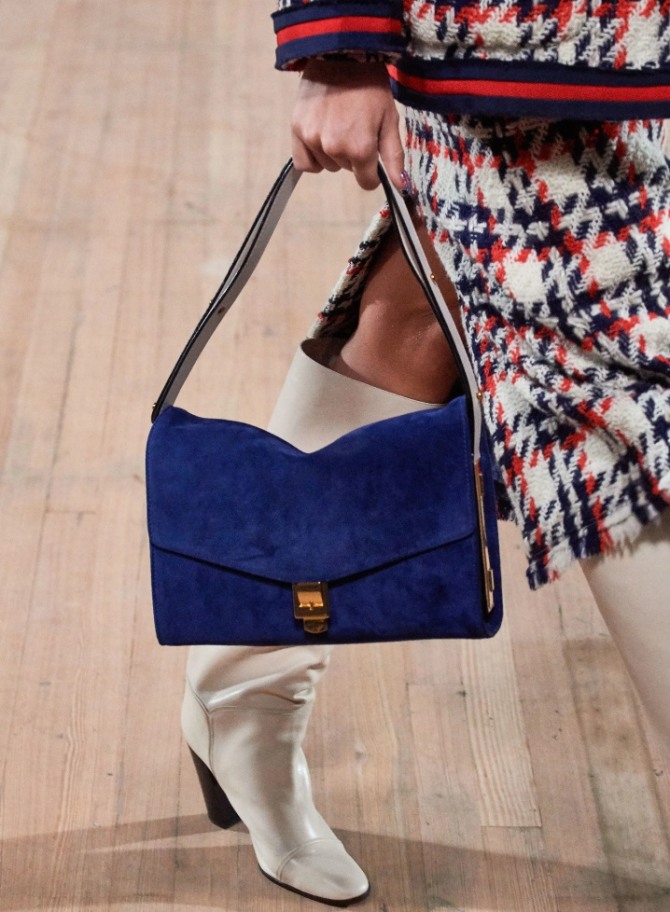 сумка из замши цвета ультрамарин с сапогами молочного цвета - женские тренды весна 2020 от Marc Jacobs