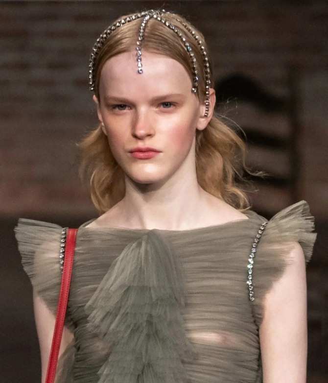 модный аксессуар для волос от бренда Khaite весна-лето 2020 - нити со стразами поверх прически
