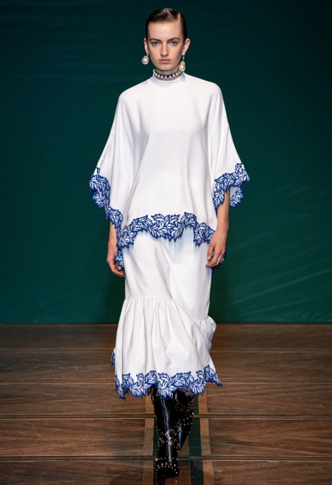 белый костюм с синей вышивкой для пожилых женщин от бренда Andrew Gn коллекция весна-лето 2020