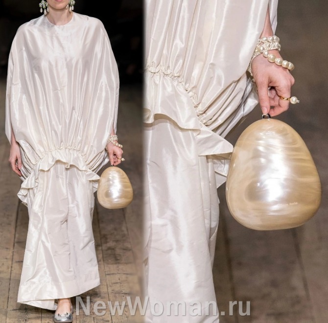 Клатч к вечернему платью круглой формы в виде огромной жемчужины - из коллекции весна-лето 2020 Simone Rocha