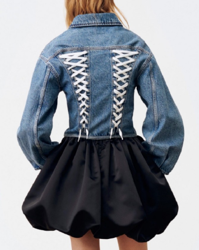 черная пышная юбка-баллон выше колен с джинсовой курткой, у которой двойная шнуровка на спине - вид сзади, фото с модного показа Maje (неделя моды в Париже)