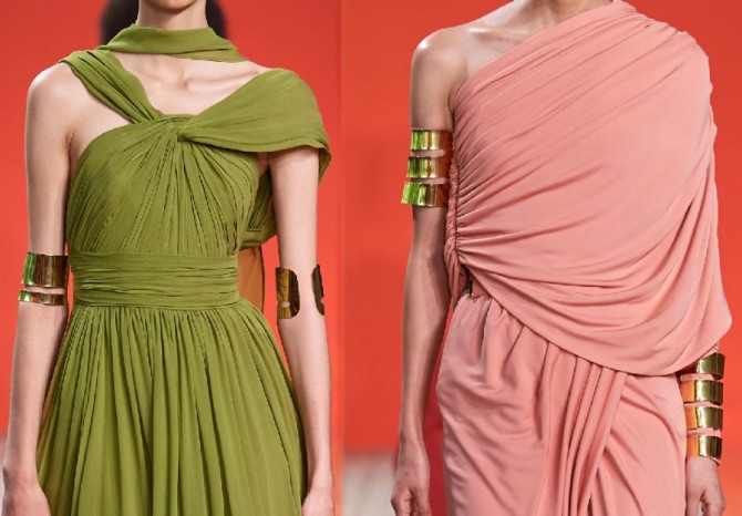 многоэтажные браслеты из металла желтого цвета на локтях и запястьях - украшение весна-лето 2020 года с модных показов бренда Elie Saab - аксессуар предназначен для вечерних платьев в зеленой и розовой цветовой гамме