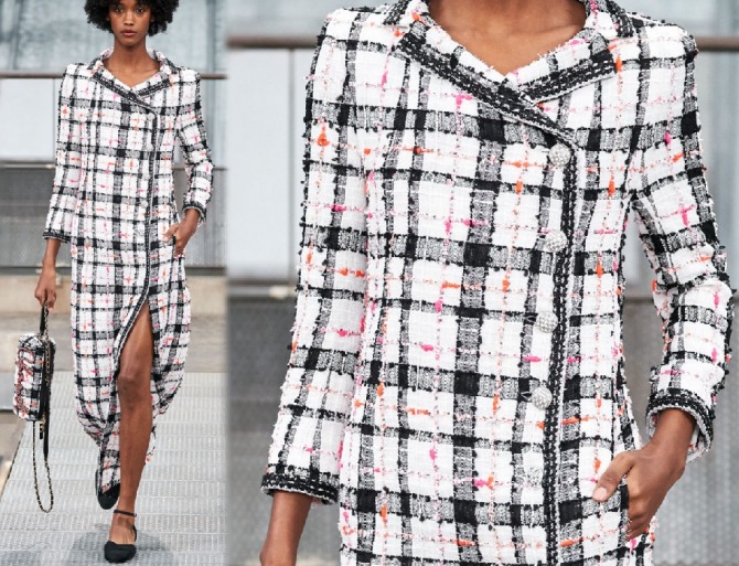 женское клетчатое пальто из твида длиною макси с боковой застежкой на пуговицы - фото с модного показа Chanel (неделя моды в Париже Весна-Лето