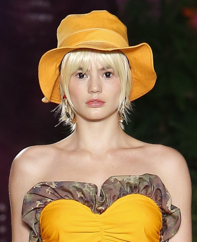 модная шляпа к вечернему желтому платью