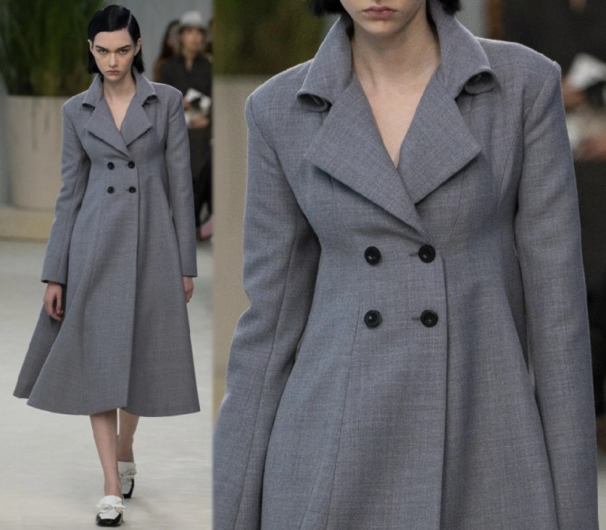 модное женское весеннее пальто 2020 года серого цвета - двубортное, с воротником необычного кроя, приталенное и расклешенное - фото с модного показа Loewe