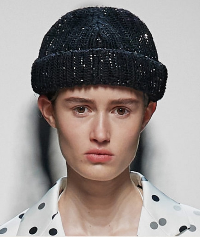 весной 2020 года в моде черные крупной вязки женские шапочки с пайетками и широким заворотом - фото от дизайнерского дома Ermanno Scervino, Милан