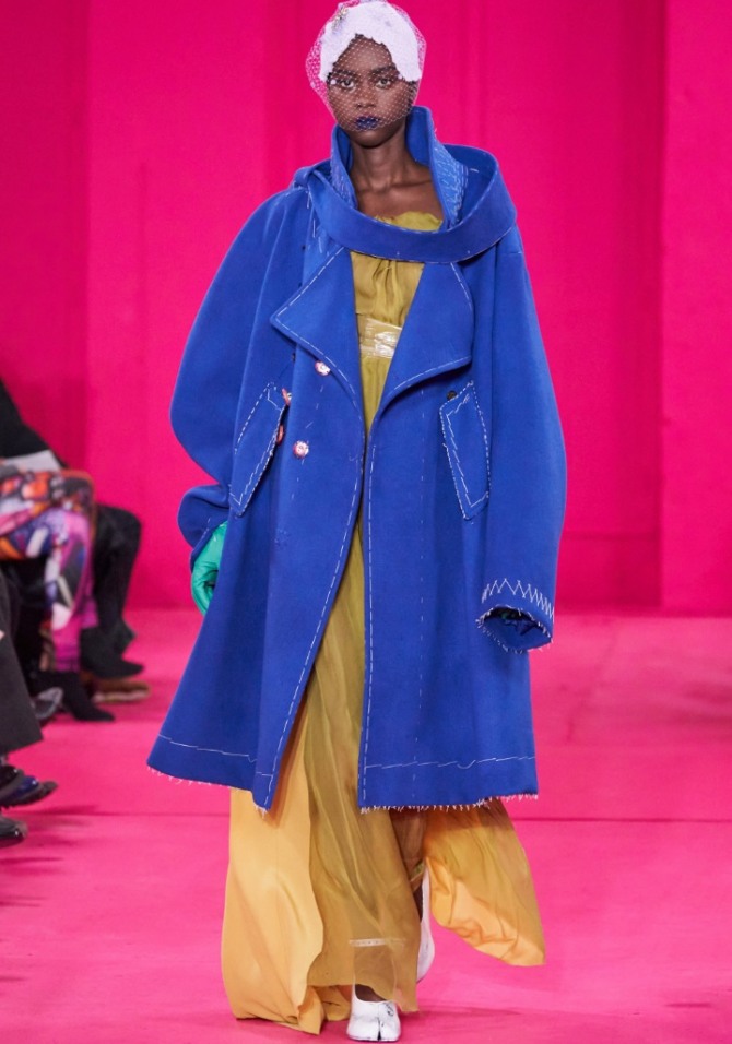 синее пальто оверсайз с большими лацканами - фото с кутюрного показа Maison Margiela весна 2020