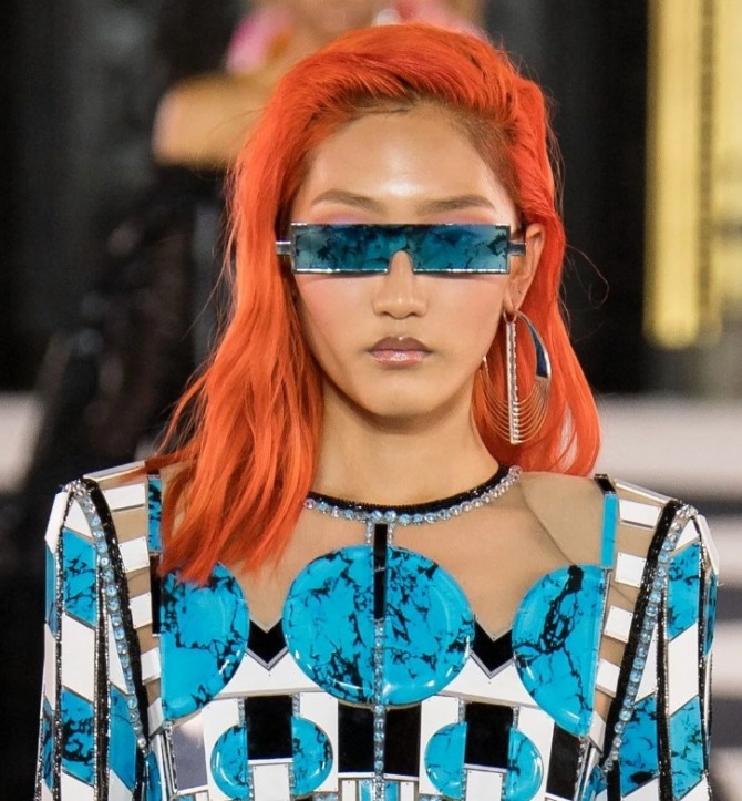 модный тренд весна-лето 2020 - неоновые цвета волос красные оттенки от Balmain