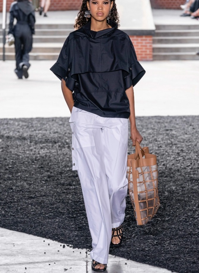 стильные образы на весну-лето 2020 года от Phillip Lim - черная блузка с коротким рукавом в ансамбле с белыми свободными брюками