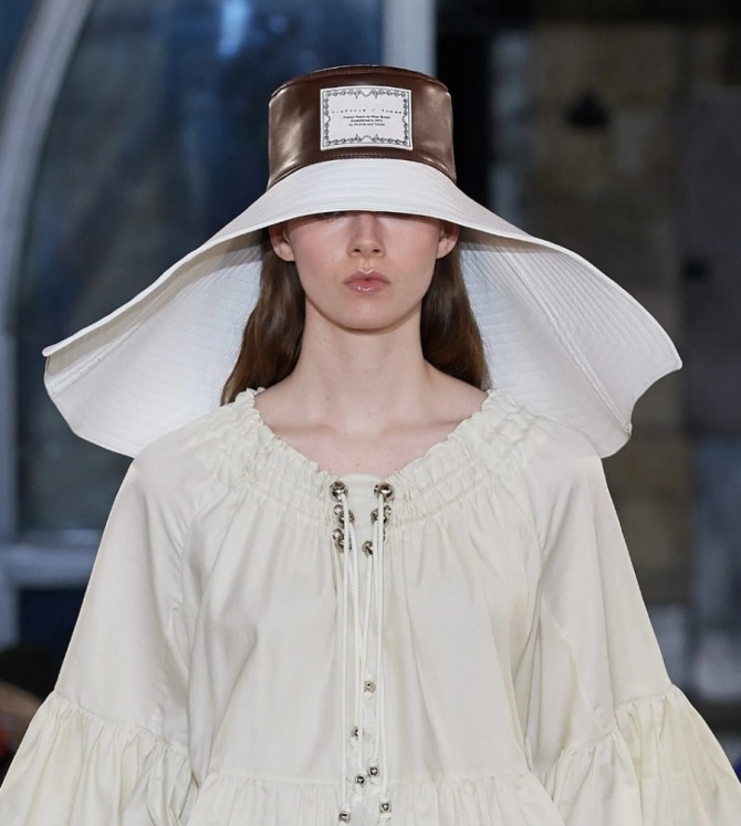 шляпа с огромными полями от Victoria/Tomas (Париж) - модные показы весна-лето 2020