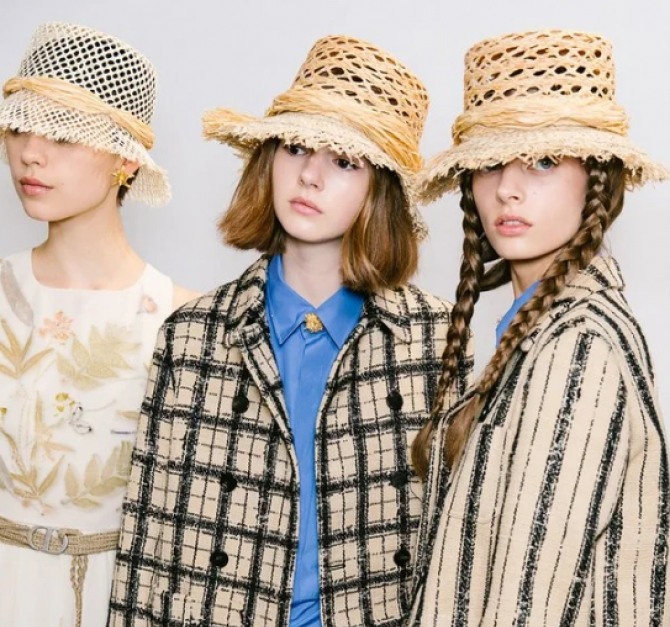 соломенные женские шляпки с дырками на тулье и бахромой по краю полей - фото из коллекции Christian Dior весна-лето 2020 года