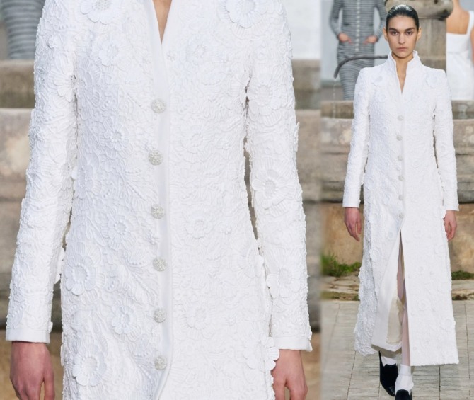 гипюровое пальто белое и длинное, однобортное с воротником-стойкой, прямого силуэта с черными туфлями и белыми носками - образы из кутюрной коллекции Chanel весна 2020