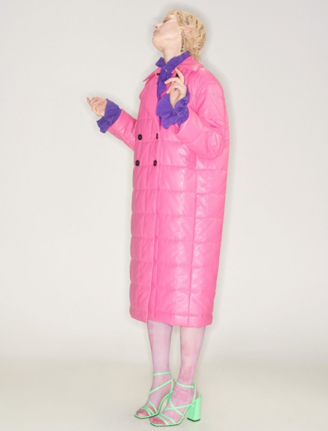 стеганое ярко-розовое пальто чуть ниже колен от MSGM