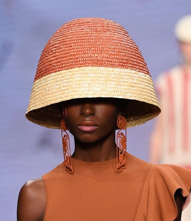 соломенная шляпа-абажур от бренда Anteprima - миланский показ моды весна-лето 2020