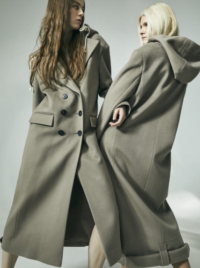 длинные дамские пальто шинельного типа с капюшоном серо-зеленого цвета с весеннего показа 2020 бренда Ruban (Москва)