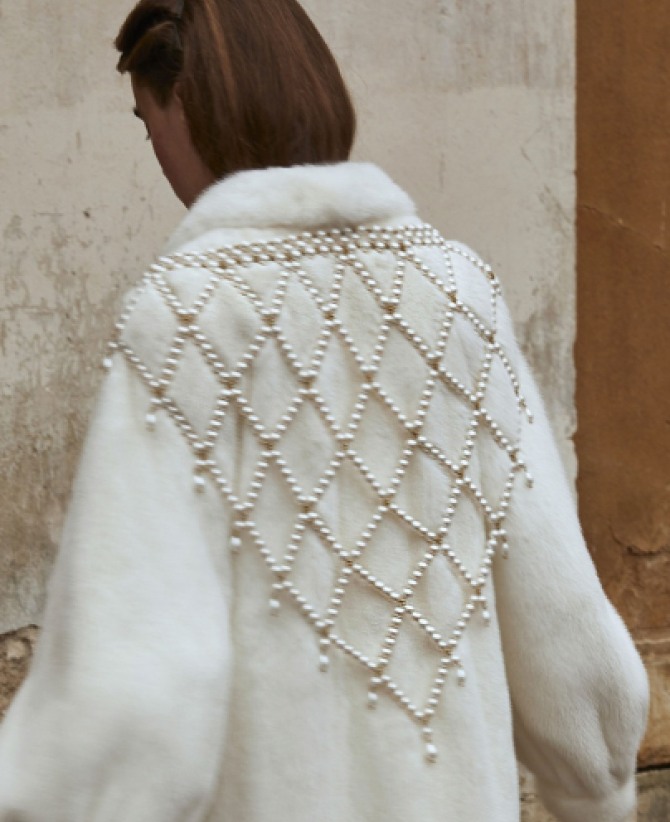 белое пальто с бисерной сеткой на спине (вид сзади) - модель от бренда Alena Akhmadullina