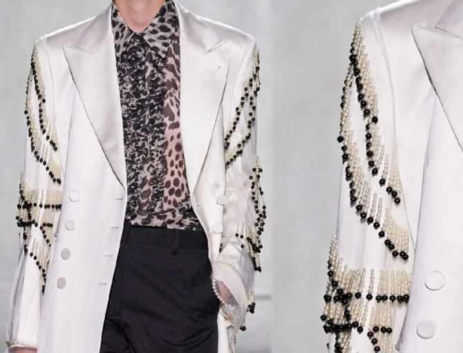 летнее жемчужное атласное пальто 2020 с декором на рукавах из подвесок с жемчугом - фото с модного показа Dries Van Noten