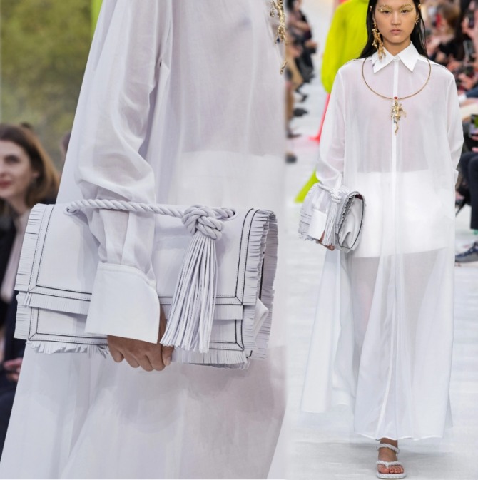летний образ 2020 в белых тонах: летняя ручная крупная сумка-конверт к белому прозрачному платью и вьетнамкам - модный лук из коллекции Valentino весна-лето 2020 года