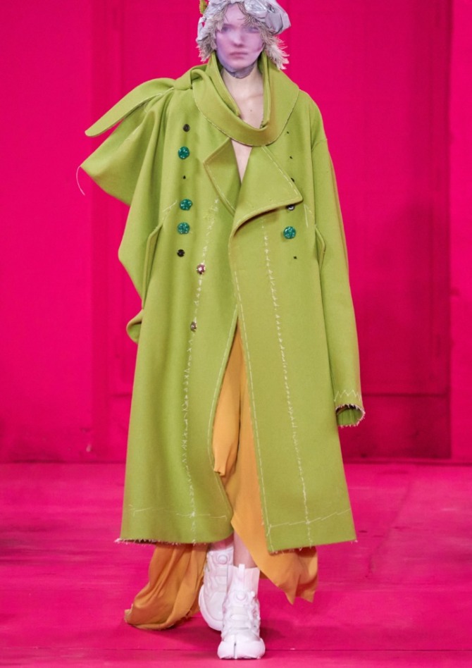 свободное длинное весеннее пальто оливкового цвета с ярко-зелеными пуговицами - кутюрная коллекция Maison Margiela весна 2020