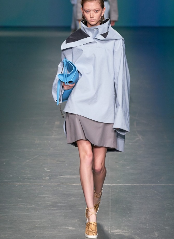 серо-голубая женская куртка анорак с юбкой из экокожи (с запахом) и сумкой бирюзового цвета - Boss Hugo Boss, Милан, весна-лето 2020