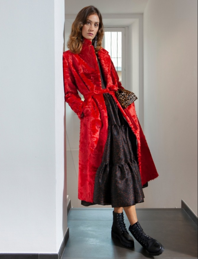 с чем носить красное меховое пальто - весенний уличный стильный образ 2020 от бренда Simonetta Ravizza