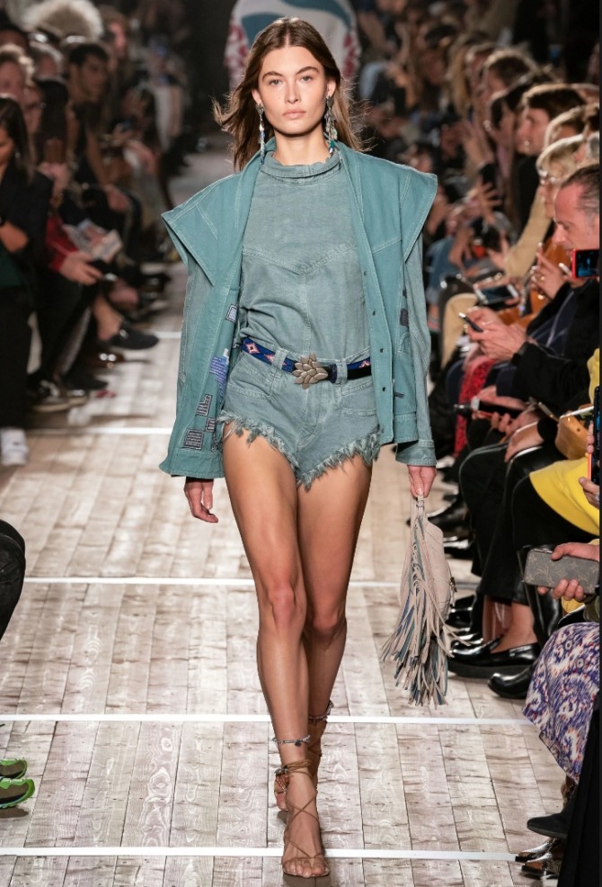 джинсовый дамский комплект от бренда Isabel Marant с короткими шортами с бахромой - тренды весна-лето 2020