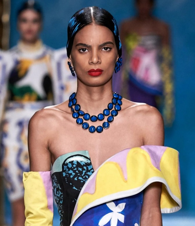 бусы синего цвета к летнему платью 2020 из коллекции Moschino