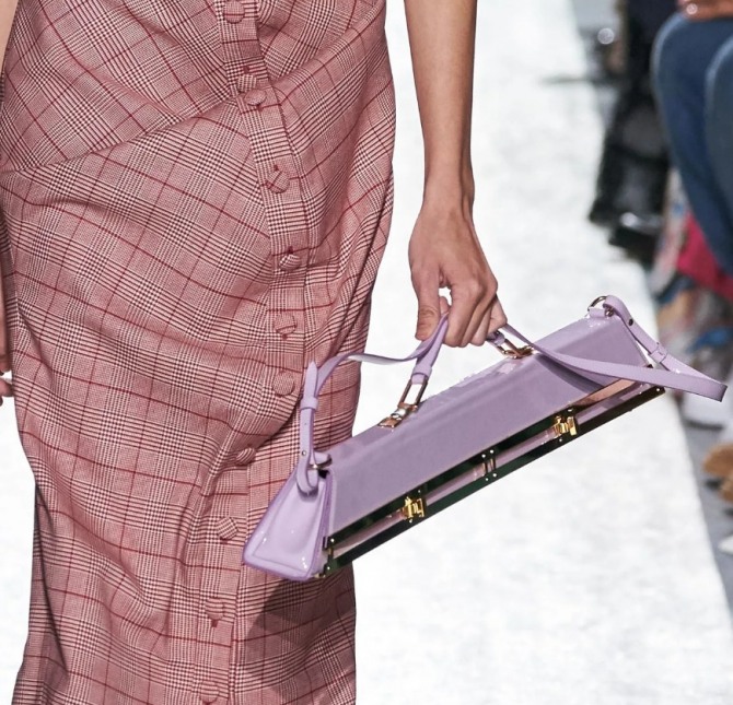 сумки необычной формы - модель от бренда Y/Project: вытянутый багет, напоминающий слиток или поезд
